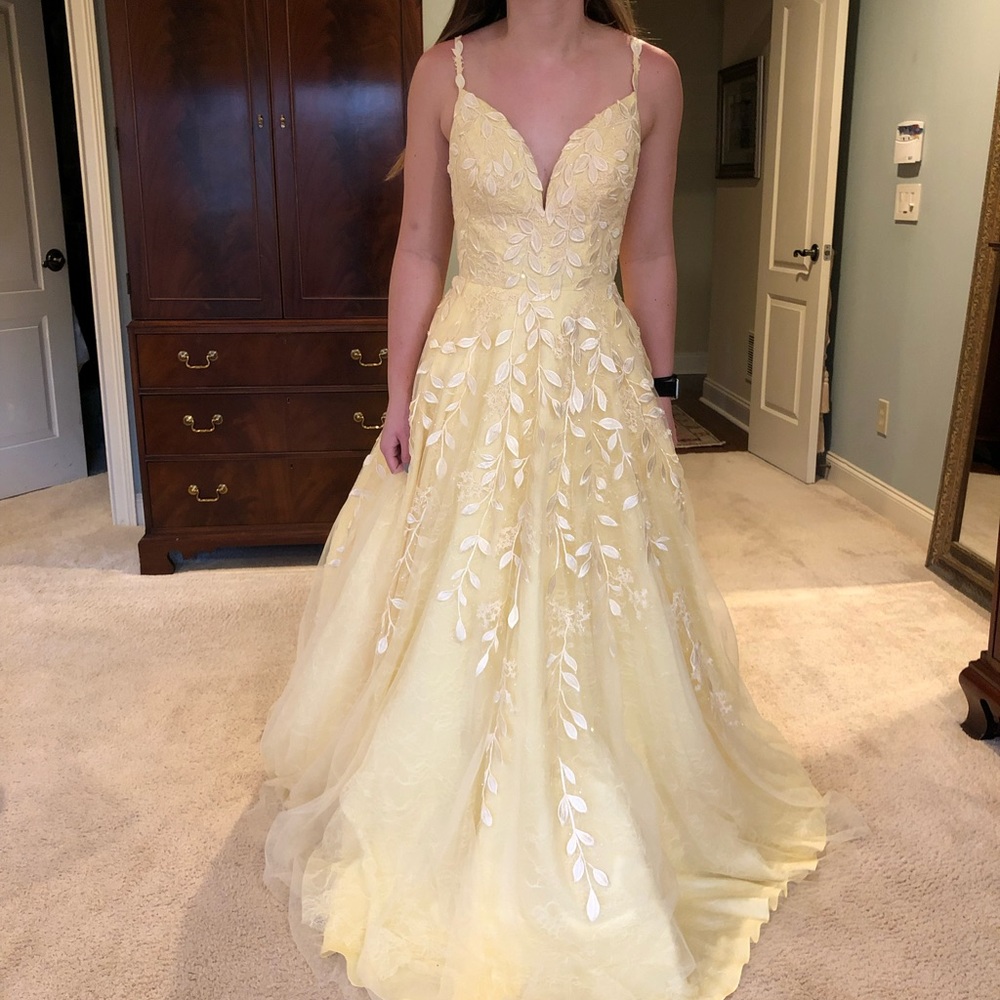 New Amarra dress.  Size 4. Never worn. Beautiful pale yellow.  Paid $558